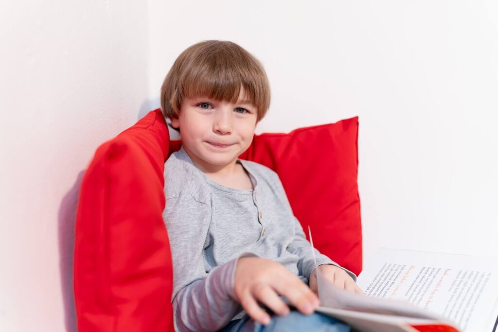 Chłopiec czyta książkę